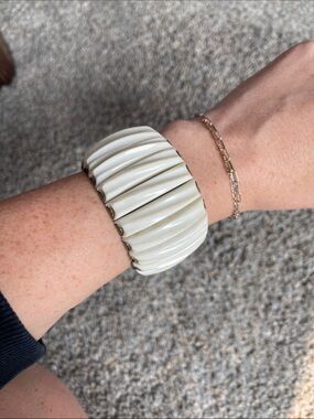 Vintage Cream Ribbed Stretch Bracelet